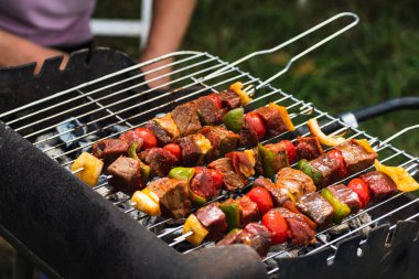 Çiğ et az önce barbekü yaptı, et şişi ve doğranmış sebze.