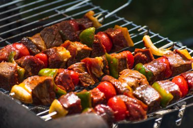 Çiğ et az önce barbekü yaptı, et şişi ve doğranmış sebze.