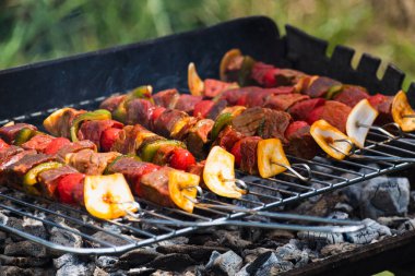 Çiğ et az önce barbekü yaptı, et şişi ve doğranmış sebze.