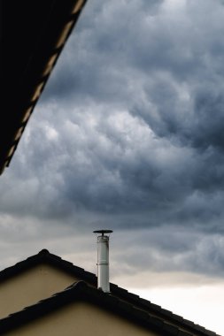 Fırtınalı bir havada görkemli bir gök gürültüsü, dramatik bir karanlık sahne