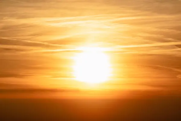 Alacakaranlıkta bulutlu güzel turuncu gökyüzü