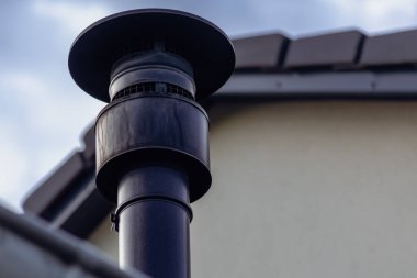 Çatıya ahşap ya da pelet sobası döşenmiş.