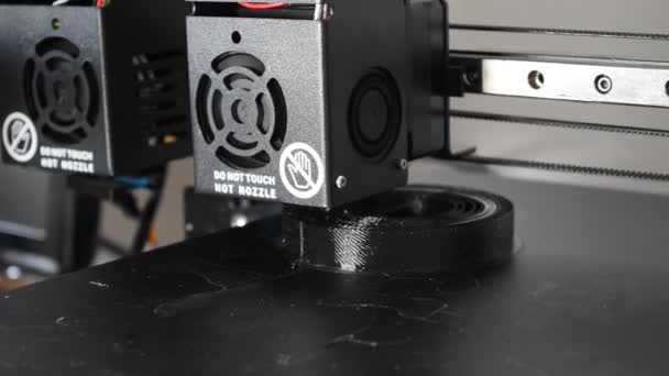 3D打印机打印一个黑色物体 — 图库视频影像