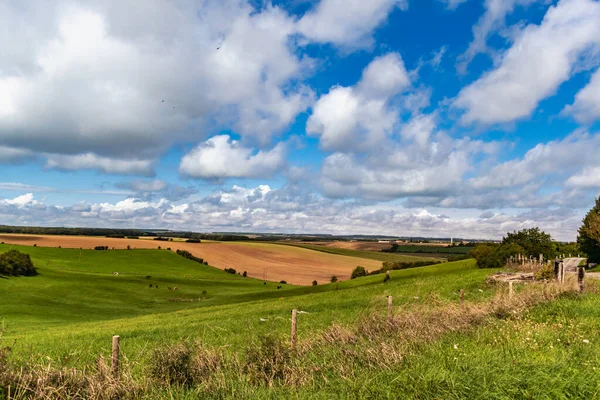 Schöne Hügelige Französische Landschaft Wiese Feld Horizont Und Himmel — Stockfoto
