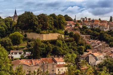 Val de Briey, Meurthe-et-Moselle, surların ve şehrin panoramik görüntüsü.