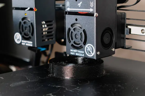 Çift Extruder 3d yazıcı siyah bir model basıyor, idex teknolojisi