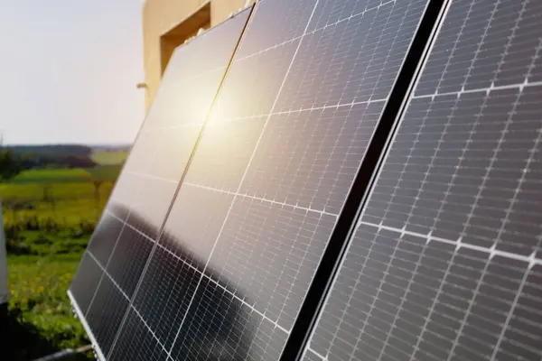 Bireysel bir evin duvarındaki güneş panelleri, enerji krizi, çevre vatandaşı jesti, yeşil enerji tasarrufu