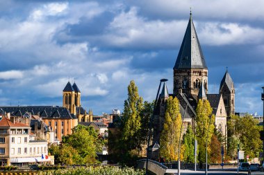 Yeni tapınak ya da Moselle nehrindeki yeni Protestan tapınağı