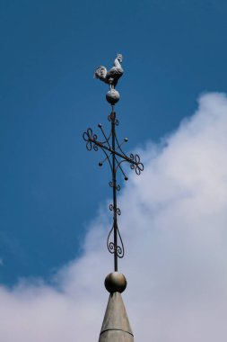 Hristiyan kilise çan kulesi, horoz şeklindeki rüzgar gülü havayı haber veriyor.