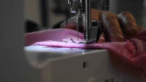 Mężczyzna Pomocą Maszyny Szycia Aby Szew Różowej Tkaniny — Wideo stockowe