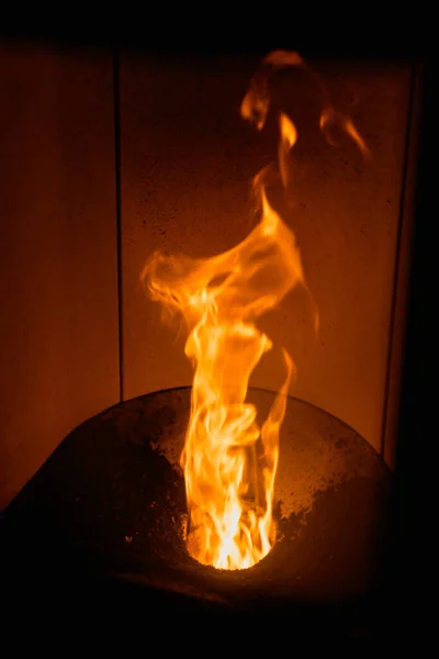 Pelet sobası şömine ateşi, sıcak ve güvenli