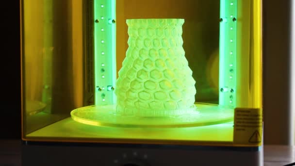 3D树脂印刷物体在紫外光固化机中的转动 — 图库视频影像