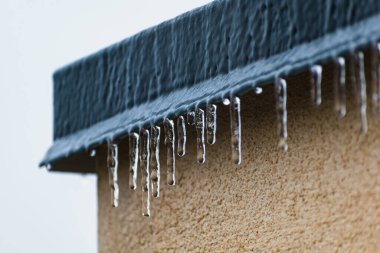 Donmuş çatı, küçük sarkıtlar, koyu zincir işçiliği ve açık alçı.