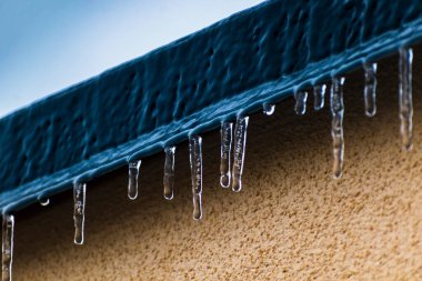 Donmuş çatı, küçük sarkıtlar, koyu zincir işçiliği ve açık alçı.