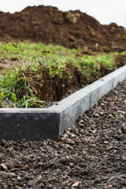 Yolları, parkları, kaldırımları ve çiçekleri ayırmak için çimentoyla çevrili beton bahçe sınırları
