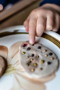 Çocuk tuzlu hamuru modellerken eğleniyor, otantik aktivite, iyi motor beceriler geliştirme