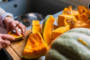 Mutfakta yemek pişirmek ve donmak için balkabağı kesmek.