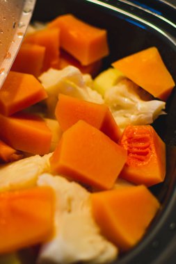 Buharda pişirilmiş sebzeler, vitaminler, besinler ve sebzeler yumuşak ve çıtır çıtır kalır.