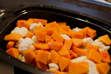 Buharda pişirilmiş sebzeler, vitaminler, besinler ve sebzeler yumuşak ve çıtır çıtır kalır.