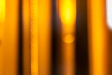 Koyu ve açık çizgileri olan sarı soyut arkaplan