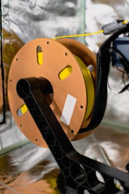 3D yazıcı yazdırmak için sarı iplik makarası