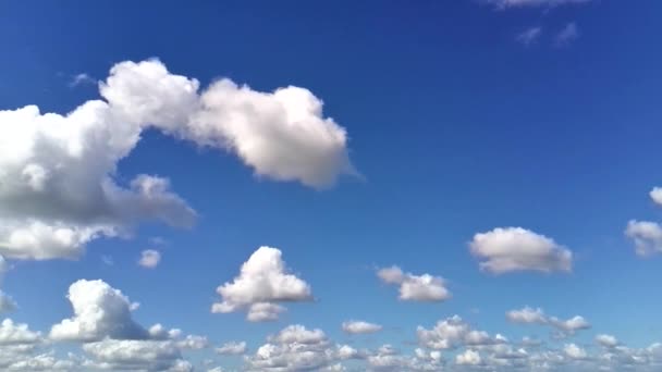 Drone Fånga Vacker Blå Himmel Med Moln Roterande Effekt För — Stockvideo