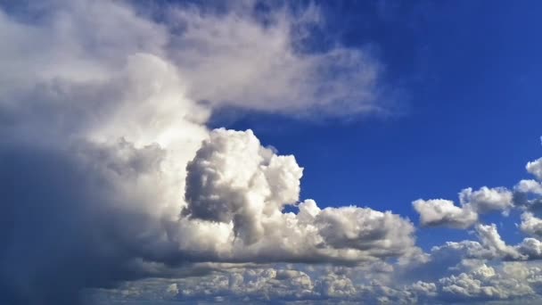 Drone Fånga Vacker Blå Himmel Med Moln Roterande Effekt För — Stockvideo
