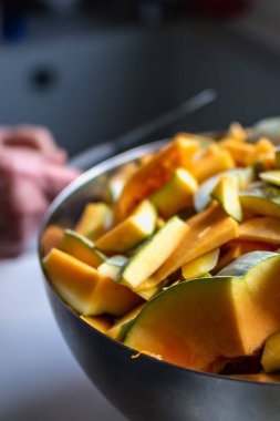 Mutfakta yemek pişirmek ve donmak için balkabağı kesmek.