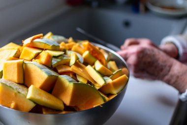 Mutfakta yemek pişirmek ve donmak için balkabağı kesmek.