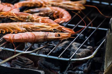 Küçük karidesler ya da büyük karidesler barbeküde pişirilmiş, harika yemekler ve sağlıklı yiyecekler.
