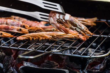 Küçük karidesler ya da büyük karidesler barbeküde pişirilmiş, harika yemekler ve sağlıklı yiyecekler.
