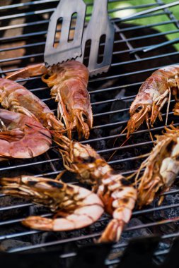 Küçük karidesler ya da büyük karidesler barbeküde pişirilmiş, harika yemekler ve sağlıklı yiyecekler.