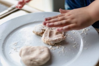 Çocuk tuzlu hamuru modellerken eğleniyor, otantik aktivite, iyi motor beceriler geliştirme