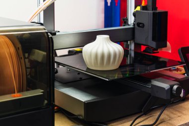 Dört baş 3D yazıcı, tepside bir nesne olan dört extruder, pla filament