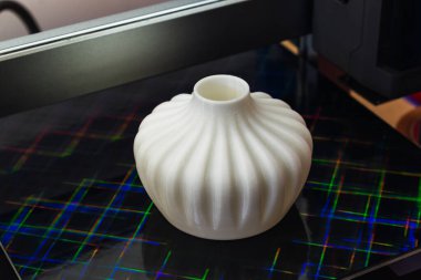 Dört baş 3D yazıcı, tepside bir nesne olan dört extruder, pla filament