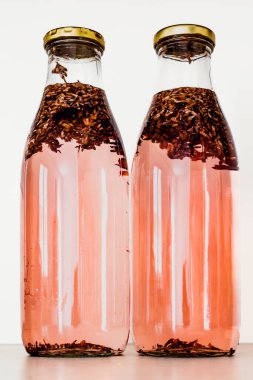 Beyaz sirke ve lavantalı ev yapımı kumaş yumuşatıcılar, kendiniz yapın, sıfır atık, çevre dostu, çamaşır ve temizlik için doğal ürün