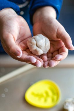 Çocuk tuzlu hamuru modellerken eğleniyor, otantik aktivite, iyi motor beceriler geliştirme