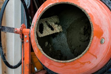 Beton karıştırıcı çimento, kum ve suyu karıştırarak beton üretiyor