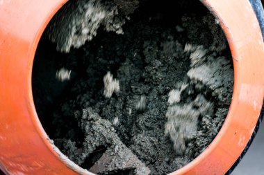 Beton karıştırıcı çimento, kum ve suyu karıştırarak beton üretiyor