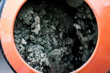 Beton karıştırıcı çimento, kum ve suyu karıştırarak beton üretiyor