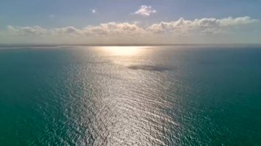 Brittany 'de deniz üstü hava manzarası, güzel bir yaz gününde turkuaz su.