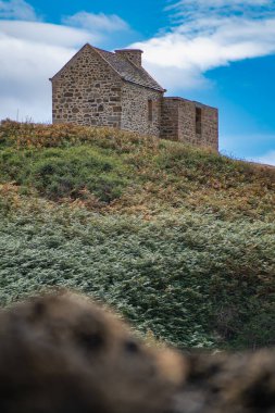 Fransa 'da Pleneuf val andre, Armor Coast, Brittany' deki Dahouet limanının yakınındaki Guette muhafız evi.