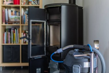 Elektrikli süpürge ve fırçayla topağı temizliyorum.