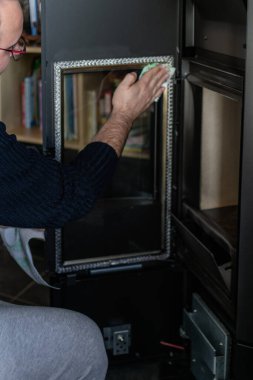 Elektrikli süpürge ve fırçayla topağı temizliyorum.
