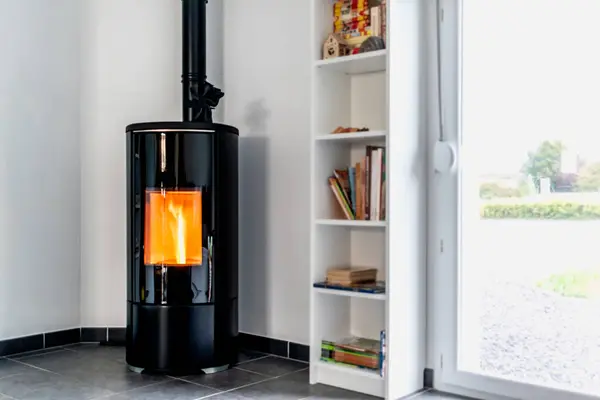 Kitaplık ve ısı dağıtıcısıyla oturma odasında saçma bir soba.