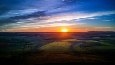 Yükselen güneş ve yağlı boya etkisiyle kırsal alan manzarası