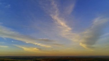 Doğan güneşli kırsal alan manzarası