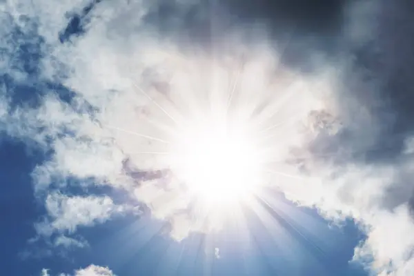 Bulutlu ve güneş ışınlı gökyüzü, iyi hava, yüksek sıcaklık, hava durumu ve meteoroloji göstergesi