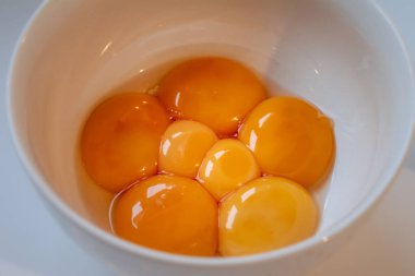 Yumurtanın içinde çift yumurta sarısı.