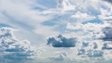 Yavaş çekimde mavi ve rüzgarlı gökyüzünde farklı bulutların evriminin hızlandırılması